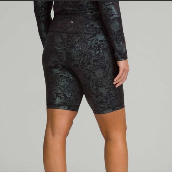 Lululemon Logo Flourish Black Iridescent 8" Foil Wunder Train High-Rise Short 4 - Picture 2 of 11